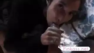 عاري الصدر دمية دمرت هزة الجماع