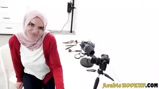 نالا المحجبة تأخذ القذف داخل مهبلها من دائنها