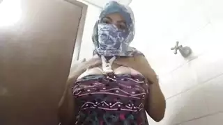 عرض كاميرا عربي: مداعبة كس كريمي تنتهي بهزة مائية