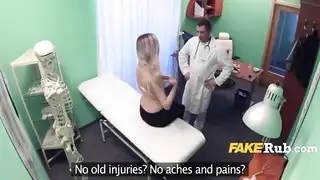 فتاة وقيفة تُسكت بقضيب أسود كبير