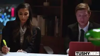 تمديد تلك المؤخرة العريضة من أجل اختراق شرجي عميق