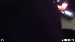 عاهرة هاوية غير راغبة تُسجل وهي تلتهم قضيبًا غليظًا