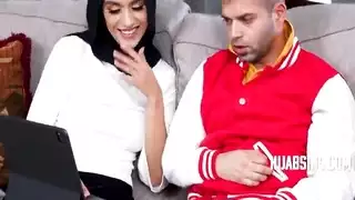 المحجبة الفضولية تُلاحظ وتُمارس الجنس على وجهها