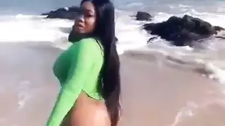 سكس على الشاطئ العام: عارضة ممتلئة تهز أمواج البحر