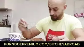 الفتيات العاهرات يسكرن ويتشاركن في علاقة جنسية ثلاثية صريحة