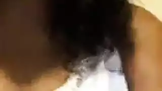 العاهرة السمراء تنحني للسان زميلها في الغرفة قبل الجنس العنيف