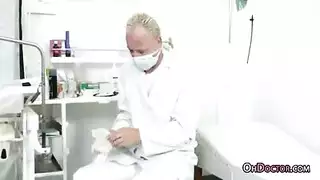 فتاة المستشفى المثيرة تحصل على فحص داخلي كامل وجنس قوي