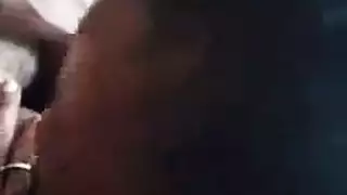 جميلة روسية داكنة كبيرة الصدر تخدم قضيبًا صلبًا نابضًا