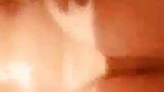 مستثينة عارية تلعب بثدييها
