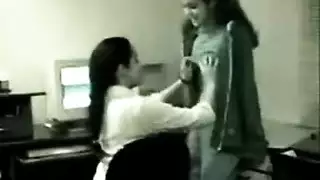 مص من منظور الرجل في الحمام: عارضة كاميرا وقحة تخدم قضيبًا كبيرًا