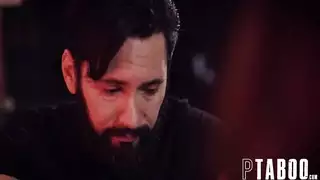 نجم إباحي يحصل على جلسة مص عميق من فتاتين