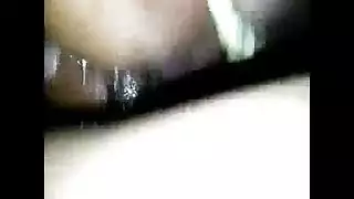 الرئيس يتجسس على جلسة الإباحية لموظفته ثم ينضم لها لجنس فموي عميق