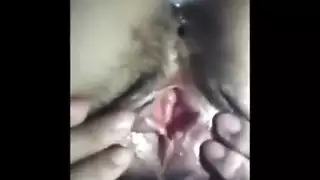 سمراء ذات فراء مشعرة تتعرض للجماع بعنف من شاب أبيض