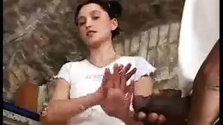 جلسة مص عميق لمراهقة تؤدي إلى انفجار وجهي ضخم