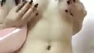 فتاة آسيوية نحيفة تصرخ على قضيب ضخم صلب كالصخر