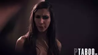 وضعية كلابية صعبة: اهتزاز المؤخرة على قضيب سميك