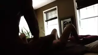 أم محتاجة ت deep throat قضيبًا ثم تُحرث من الخلف