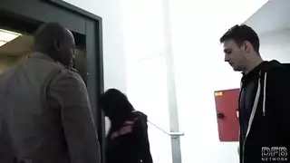 جنس بين الأعراق: زوج ديوث يلعق البظر بينما يقتحمها أسود من الخلف
