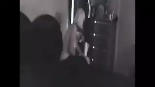 المرأة الأكبر سناً الشهية تطلب قضيب الرجل الشاب الصلب، وليس التدليك