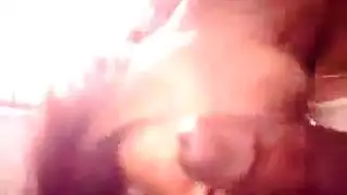 فرج صغير يُضرب بقوة على مكتب المعلم