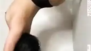 زوجة مرنة تمص وتركب بقوة إباحية