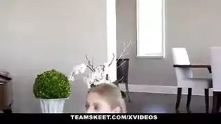 شقراوان تتعرضان للجماع المزدوج وتبادل القذف على الوجه لعيد أسود