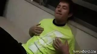 تلميذة صغيرة تجثو على ركبتيها من أجل قضيب معلمها الصلب