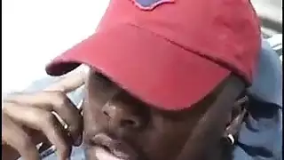 قضيب أسود كبير يتوقف عن حك الأرجل لينتقل إلى فم العاهرة الشقراء