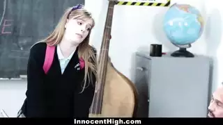 فتاة قصيرة جدا تنتاك بطيزها