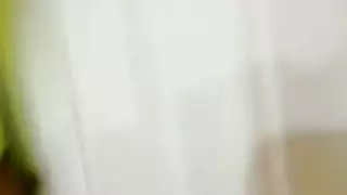 زبون عربي في بيت دعارة يختار عاهرة مكتنزة لجماع شرجي وعادي عميق