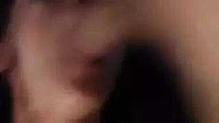 فتاة صغيرة تمارس الجنس الفموي مع شقيقتها في مشهد ساخن