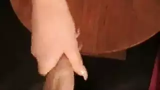 عاهرة شقراء مراهقة تثار من لعبة جنسية