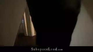 فتاة شعرها أحمر ممتلئة الصدر تلعب شرجيًا وتلمس نفسها قبل مرح الدش