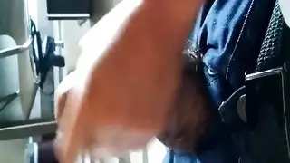 أشارك صديقتي مع رفيقي في غرفة الفندق
