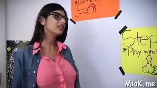 الخادمة الخجولة المحجبة لا تصدق حجم ذلك القضيب العاري