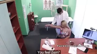 عاهرة مراهقة شقراء تمارس جنسًا عنيفًا وتتلقى قذفًا على وجهها