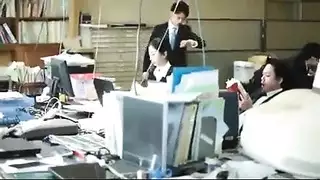 شباب سكارى يتفرجون على رجل جلد يمارس الجنس بضربات عميقة