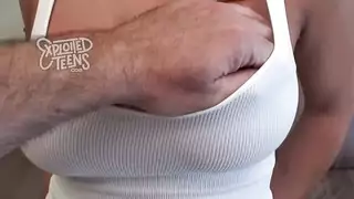 عاهرة سمراء يُدمر فمها وفرجها بقضيب صلب ضخم