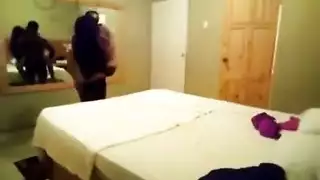 كشف ملابسها الداخلية الوردية بينما يتم تلبيسها