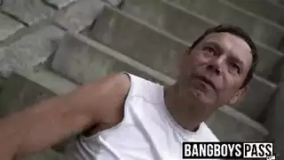 رجل عضلات قديم يمارس الجنس بقوة في مشهد إباحي كلاسيكي