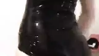 صديقة سمراء ممتلئة الجسم تلعب بلعبة مهبلها جلسة عزل مبللة