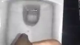 مشهد إباحي كامل لفتيش تبول عاهرة ناضجة