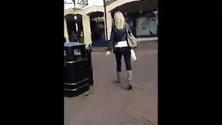 إصبع شرجي عميق لشقراء نائمة في فيلم إباحي