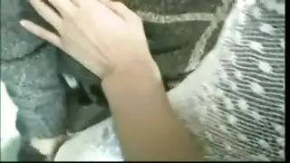 فراء إليزابيث المشعر يتم تناوله بقوة