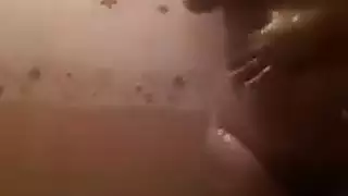 أخذ حمام هو أفضل طريقة للزوجين المتزوجين الحسية للمتعة طوال اليوم