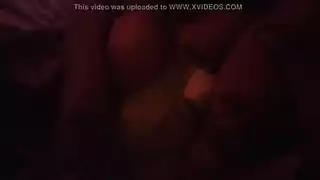 كذبة الشقراء في الحمام تنتهي بالقذف على صدرها