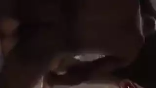 شرج صريح: قضيبان أسودان كبيران يوسعان مؤخرة ضيقة واحدة