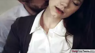 جميلة سمراء تتعمق في المص ثم تتلقى ضربات من الخلف