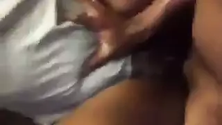 لعق الأذن والنيك بقوة في هذا المقطع الإباحي