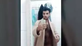 مراهقة عاهرة تأخذ قضيبًا ضخمًا في جميع فتحاتها